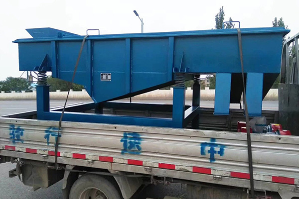 1025-3层直线振动筛发货